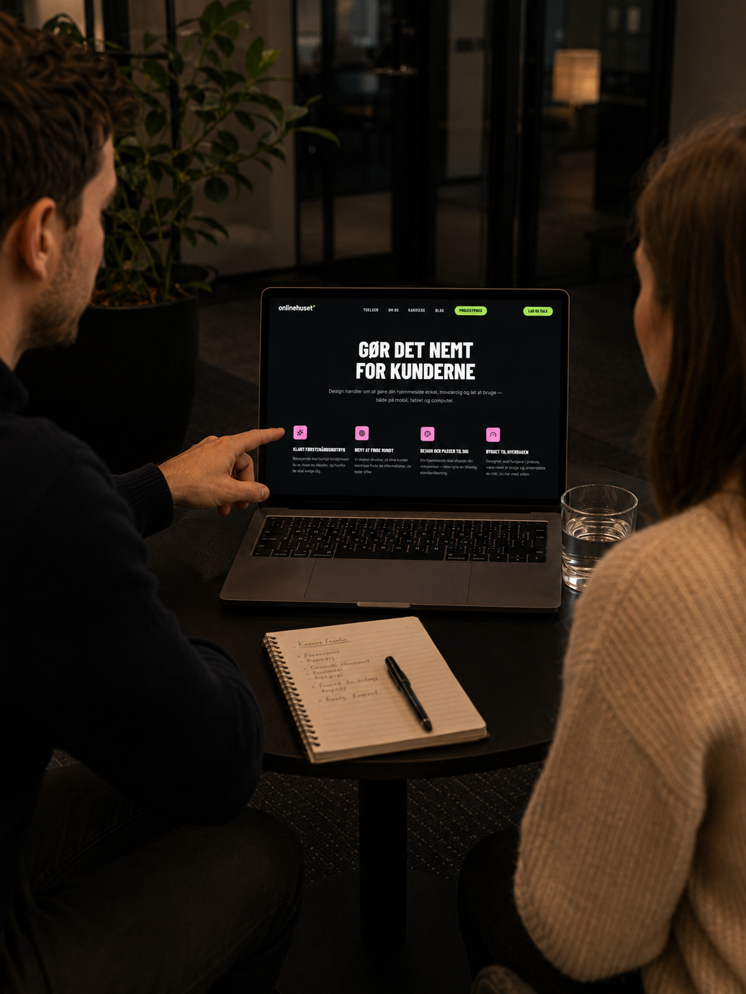 Udvikler skriver kode på en laptop