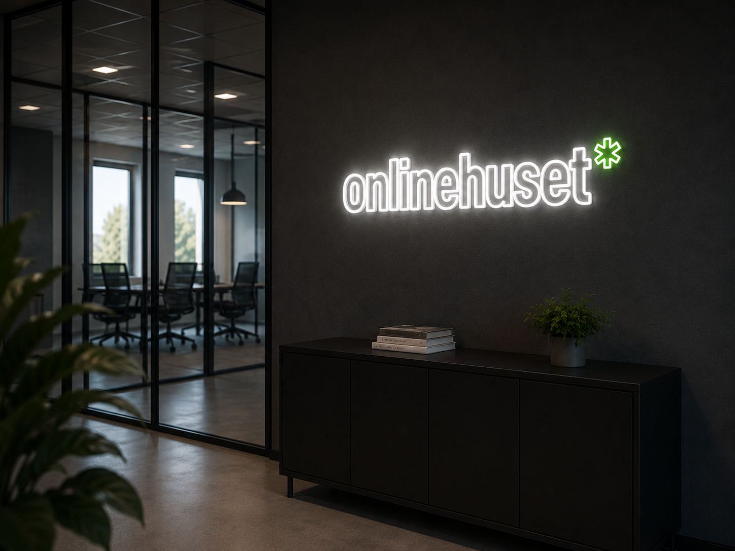 Gangen ved mødelokalet med Onlinehuset-neonskilt